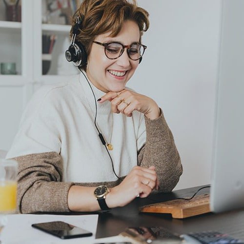 image femme qui apprend à distance